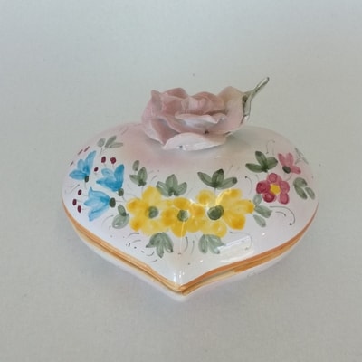 Artistic italian pottery of Albisola - Heart-shaped box in majolica with rose
